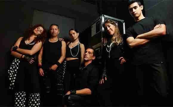 Preparados para el espectáculo, el equipo del tributo a Madonna muestra su estilo ochentero antes de salir a escena.