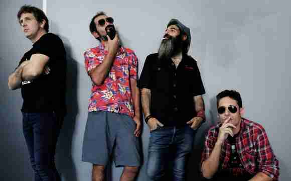 Grupo de covers pop rock actuando en festival en Barcelona