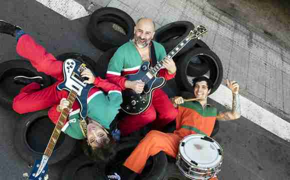 río musical versionando clásicos ingleses y españoles en directo