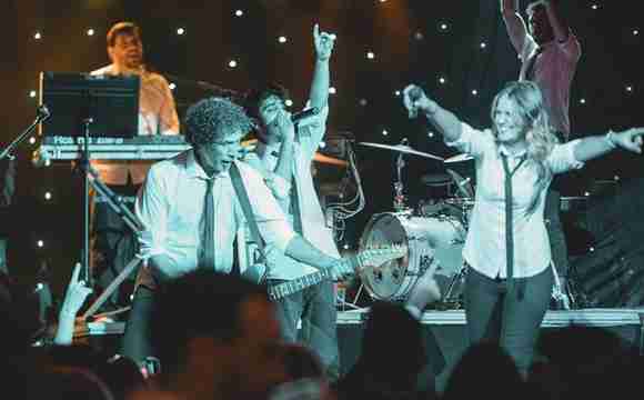 Banda de pop rock con repertorio variado para fiestas y celebraciones