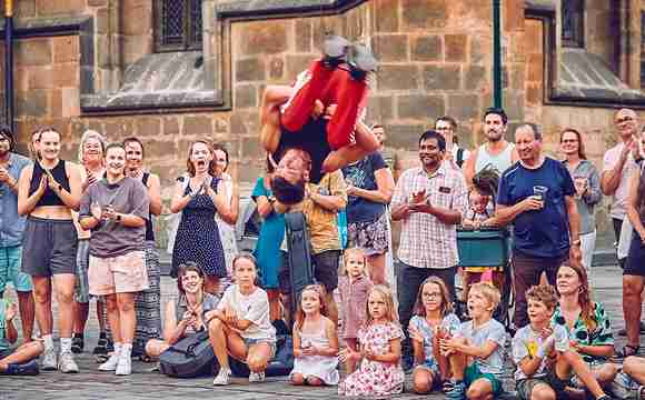 Sorprende al público con un salto acrobático cargado de energía y carisma