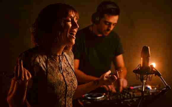 Live Duv Mix con DJ y cantante en fiesta privada en Madrid