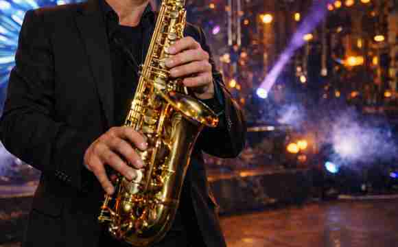 DJ con saxofonista en directo