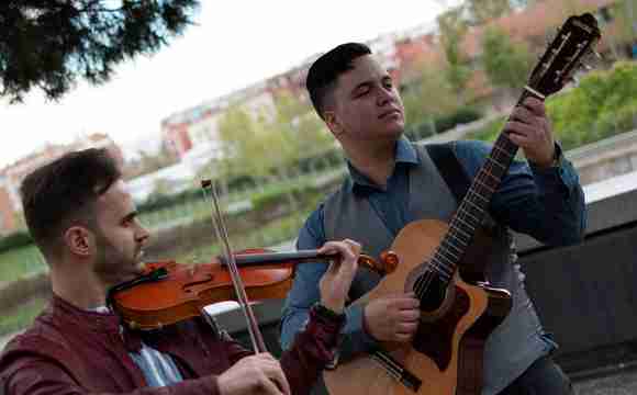 Grupo Boulevard Evenses interpretando música flamenca y pop en vivo.