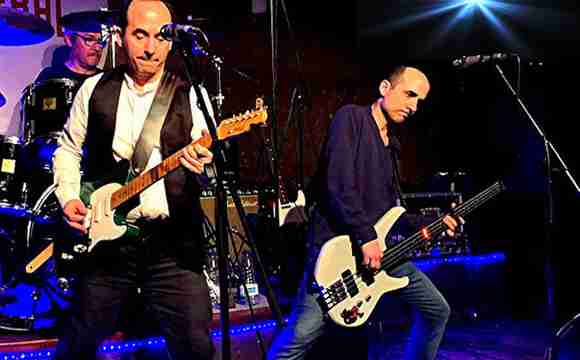 Banda tributo a Status Quo interpretando clásicos del rock en eventos privados y festivales