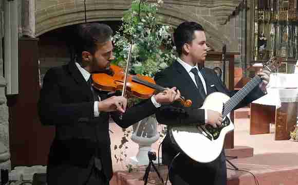 tocando violín y guitarra en directo para boda en iglesia