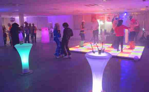 Faites danser vos invités sur une de piste de danse lumineuse A lighted  dance floor rental is a sure way to …