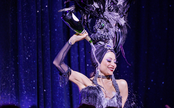 spectacle-burlesque-femme-champagne
