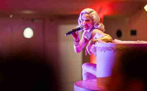 burlesque .taart act huren .jpeg
