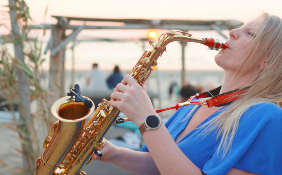 Huur Monique on Sax