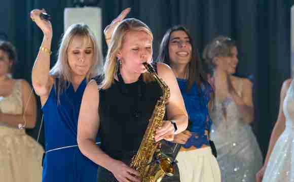 Saxofonist Monique on Sax
