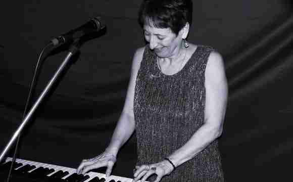 Pianist Frieda van The Promise