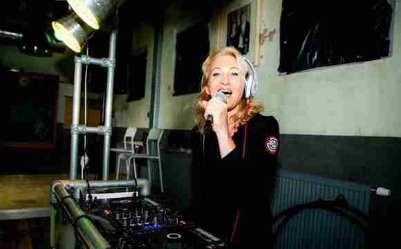 DJ Mary-Q inhuren