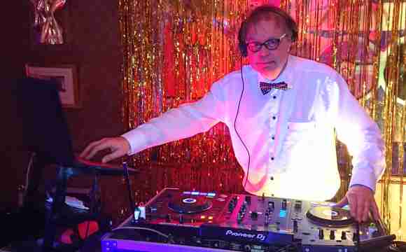 Boka hyr DJ för din fest företagsfest julfest bröllop