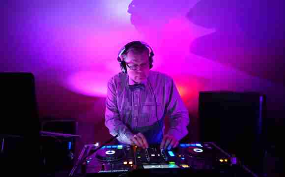 Boka hyr DJ för din fest företagsfest julfest bröllop