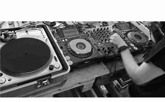 Boka Vinyl DJ till din temafest.jpg