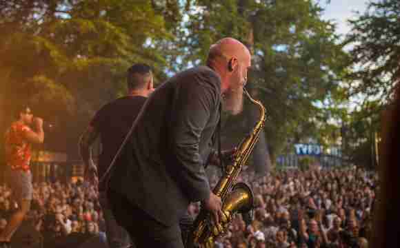 Saxo Søren giver den gas på scenen