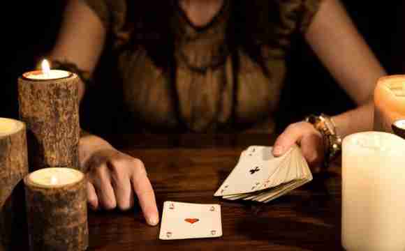 waarzegster-tarot-boeken-feest-diner.jpg