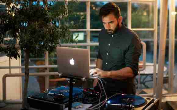 Dj-using-turntables-and-mixing-tracks-1024x683.jpg