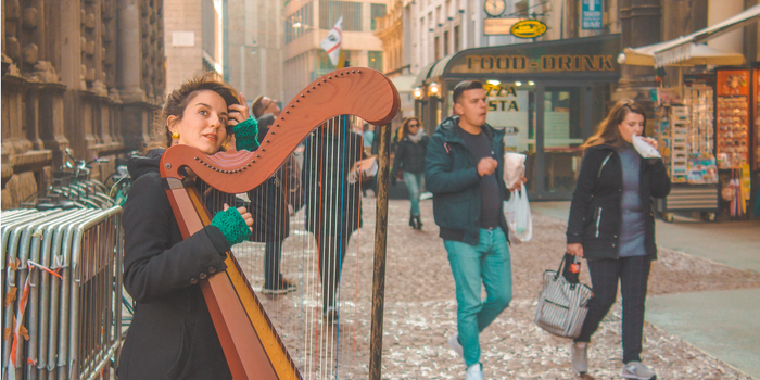 femme harpiste dans la rue