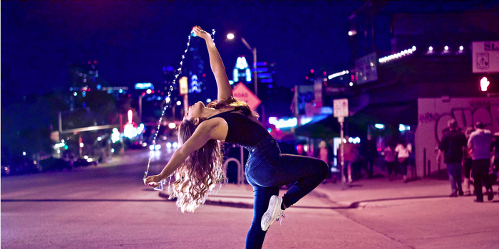danseuse dans le rue la nuit