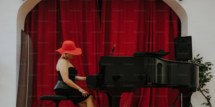 piano-noir-pianiste-femme-chapeau-rouge