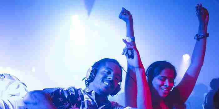 House DJ Boka perfekt till företagsfest, fest, eller evenemanget