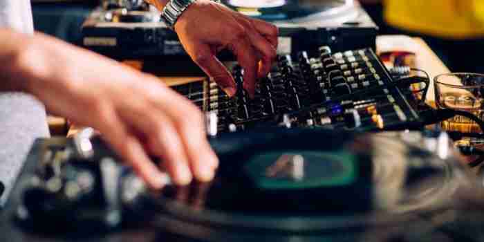 DJ og perkussionist mixer