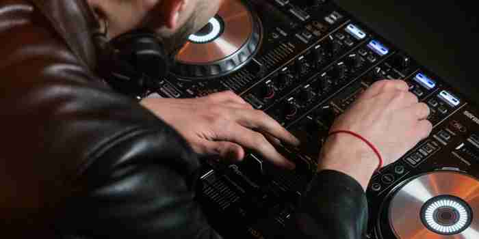 Boka hyr hardstyle DJ till ditt företagsevenemang, företagsfest, fest, party eller bröllop