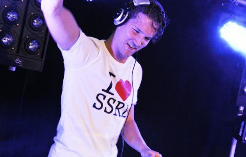 DJ-John-materiaal-DJ-saxofonist-DJ-met-sax-studentenfeest-bedrijfsevenement-bruiloft-boeken.jpg