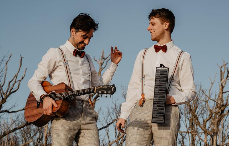 zangduo boeken met gitaar