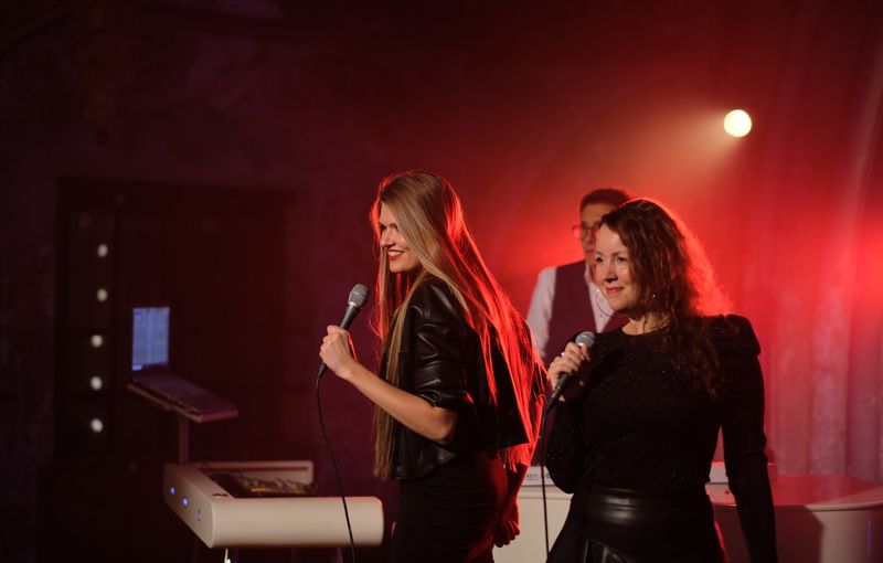 Zangeressen huren bedrijfsfeest