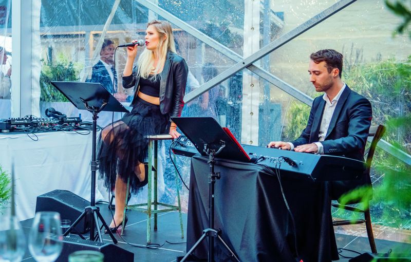 Boka din professionella duo till ditt bröllop, företagsevent eller fest