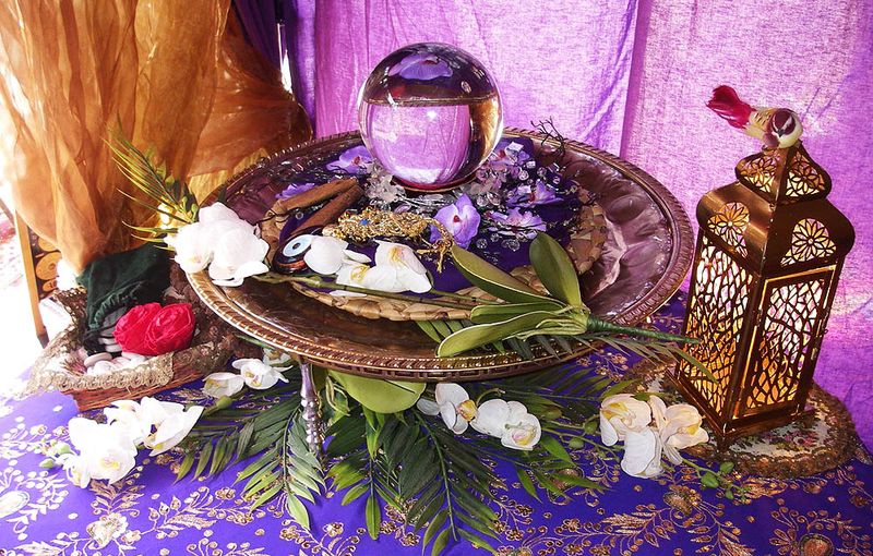 Event Wahrsagerin Wahrsager mit Wahrsagerzelt Orient Deko Zelt Shaila die Wuestenblume Kartenlegerin Hellseherin Medium Orakel