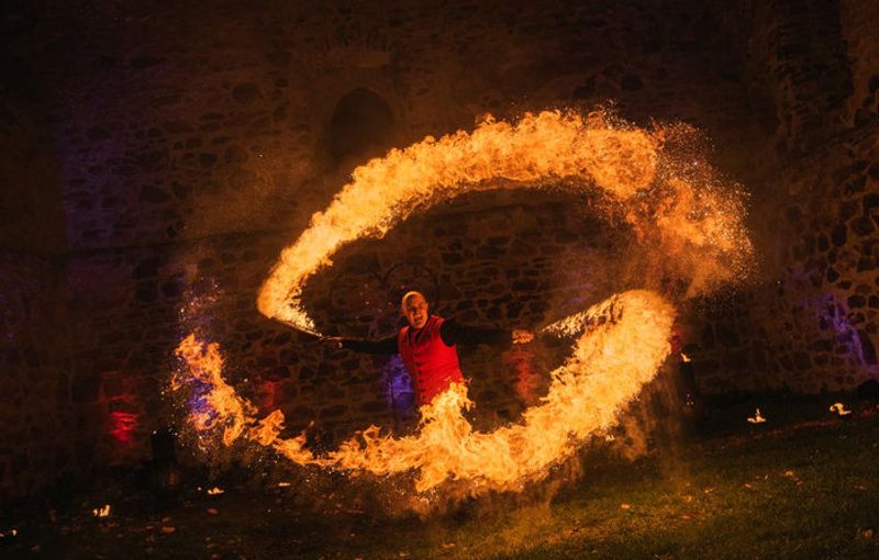 Feuerschwert Feuereffekt Feuershow von einem Feuerkünstler
