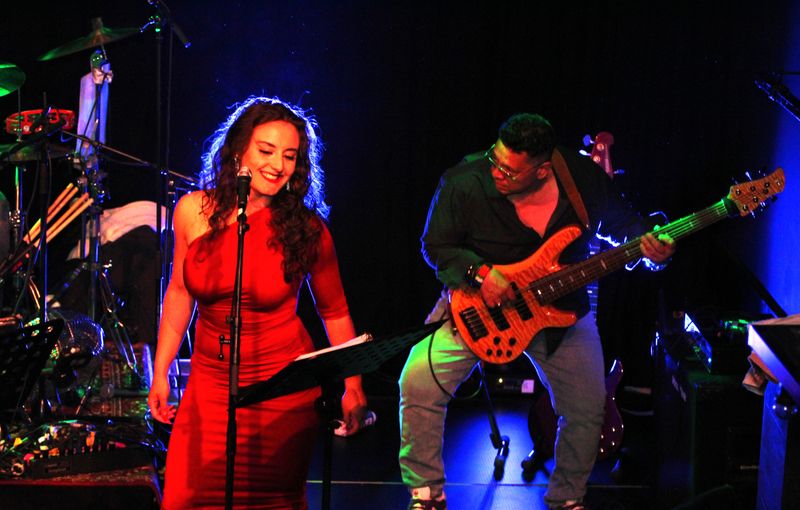 Toto Experience Donna Arno Front stage smile