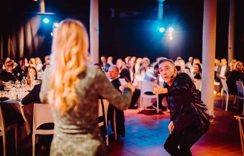 Tafelgoochelaar boeken voor uw bedrijfsfeest of receptie
