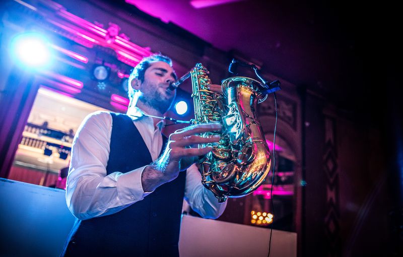 saxofonist huren feest