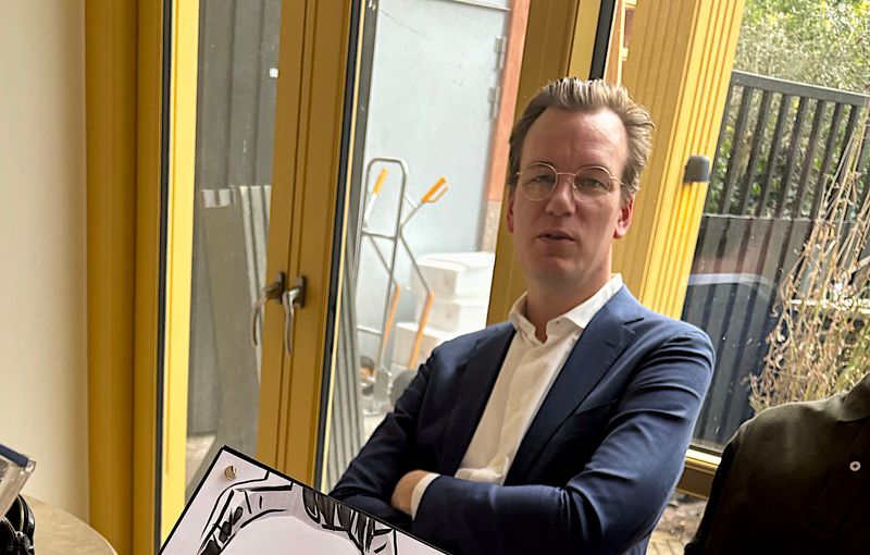 personlig karikatur af en kvinde ved et selskab