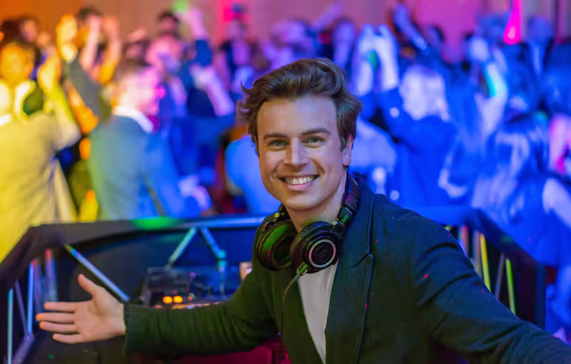 DJ Avessiq skaber feststemning med populære hits