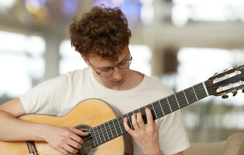 Nichlas med sin guitar