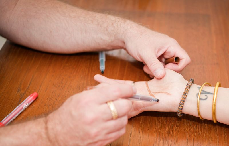 hænder under læsning