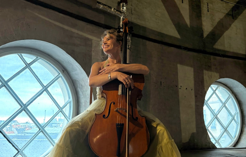 Eva holder om sit instrument