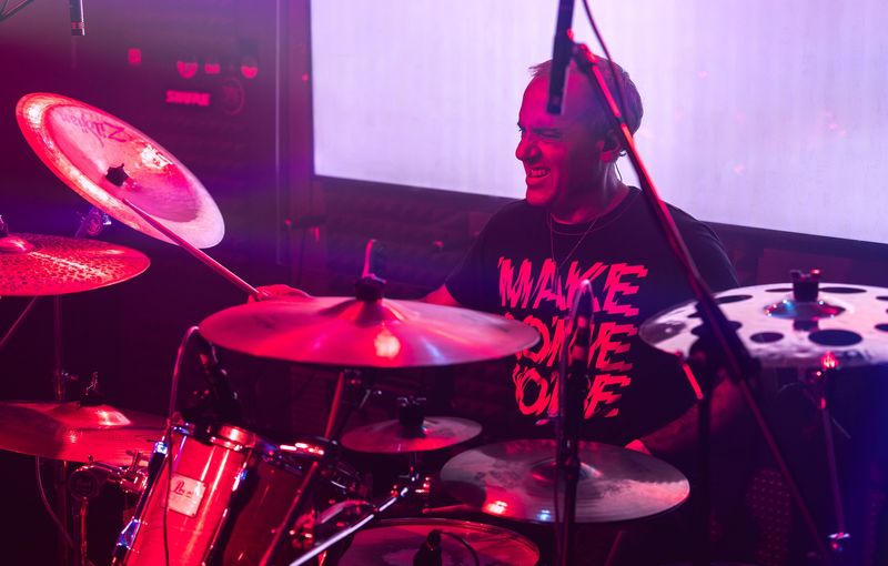 Tributo a Muse ofreciendo un show potente en un evento corporativo