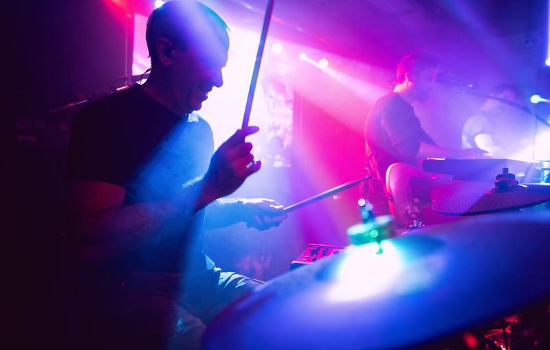 Grupo de tributo electrónico con sintetizadores y vocoder en directo