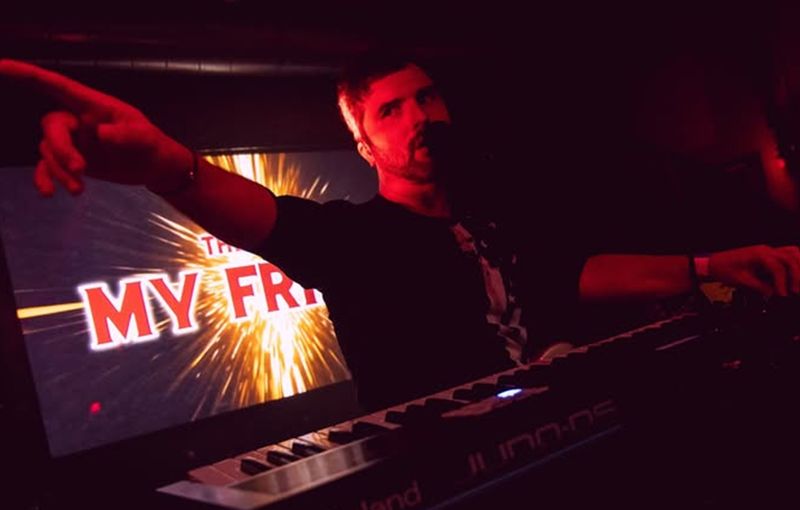 Actuación de electrónica y big beat en una fiesta mayor