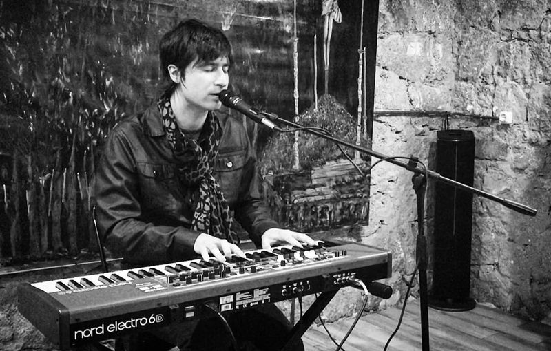 Piano y voz en directo para cóctel elegante