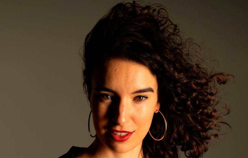 Cantante de jazz y soul actuando en un cóctel elegante en Madrid