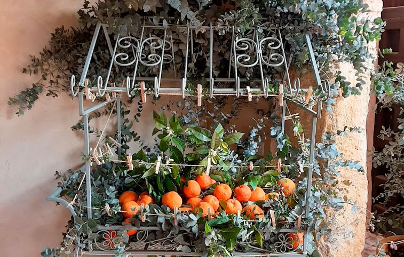 Detalles florales que aportan calidez y coherencia al ambiente del evento.
