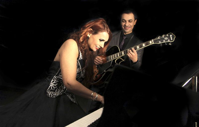 Dúo de jazz actuando en cóctel elegante en Guadalajara
